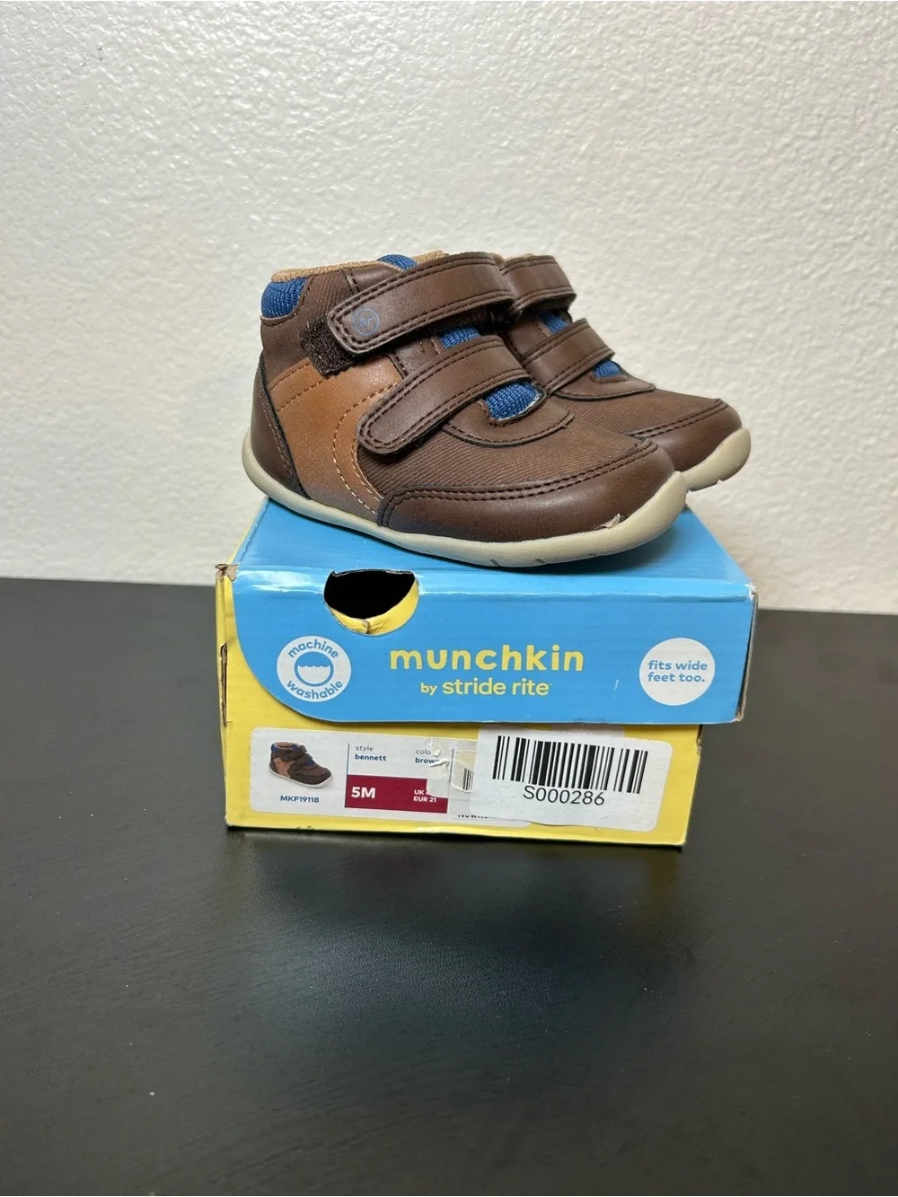 Munchkin Stride Rite Bennet Toddler Boy Walker Shoes Size 5M Hook & Loop Closure